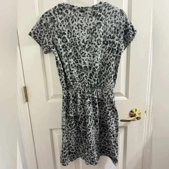 Old Navy Leopard print short sleeve dress - Picture 4 of 5
